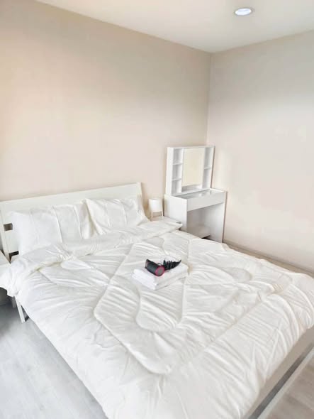 bedroom of Quinn Ratchada 17