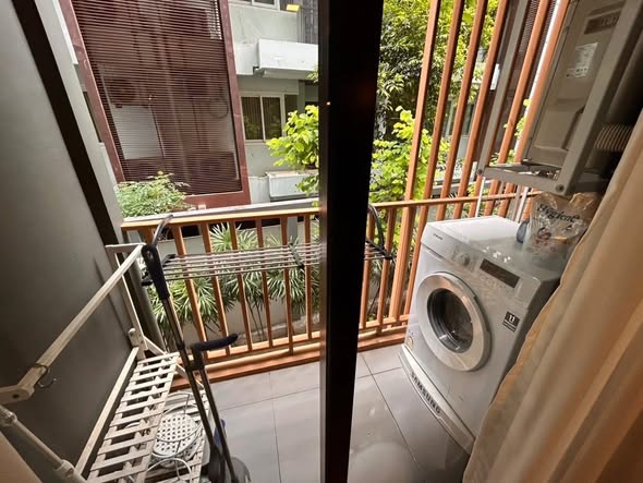 fire escape and bathroom of Quintara Arte Sukhumvit 52