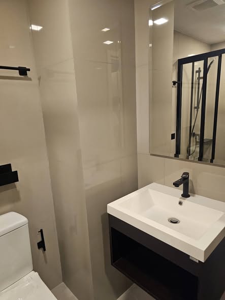 room interior and bathroom of QUINTARA MHy’ZEN PHROM PHONG (ควินทารา มาย’เซน พร้อมพงษ์)