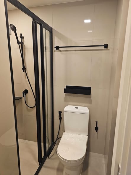 room interior and bathroom of QUINTARA MHy’ZEN PHROM PHONG (ควินทารา มาย’เซน พร้อมพงษ์)