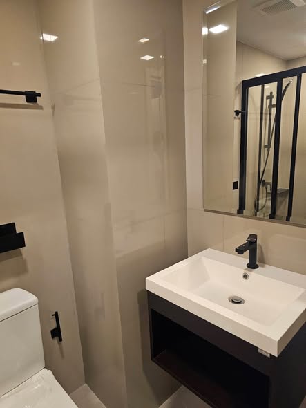 room interior and bathroom of QUINTARA MHy’ZEN PHROM PHONG (ควินทารา มาย’เซน พร้อมพงษ์)