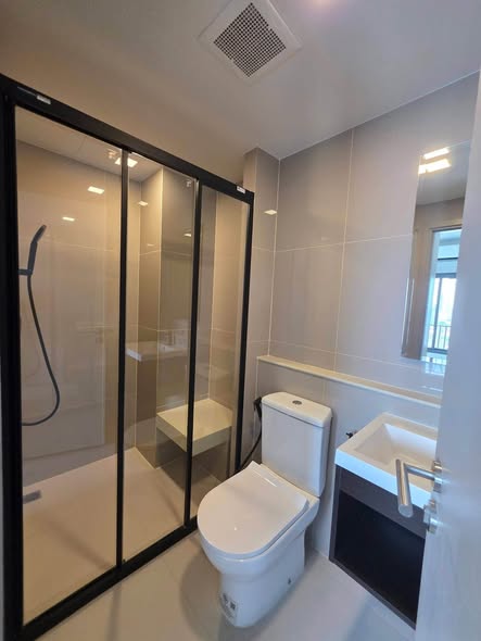 room interior and bathroom of QUINTARA MHy’DEN PHO NIMIT (ควินทารา มาย’เดน โพธิ์นิมิตร)