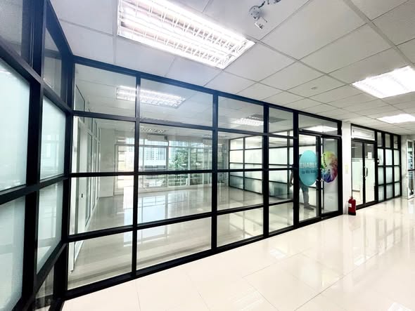 room interior of Ratiboon Bldg.