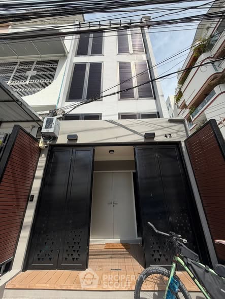 room interior of Renovated Private 4 BR Townhouse @ BTS ONNUT