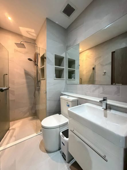 bathroom of Rhythm Ekkamai Estate