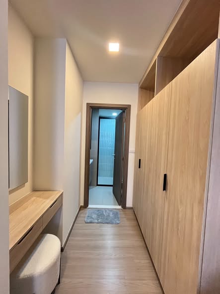 room interior and bathroom of เดอะมูฟ ประดิพัทธ์