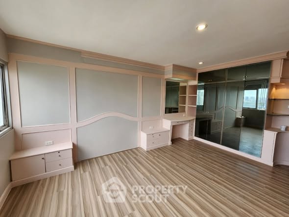 bedroom and room interior of Saichol Mansion