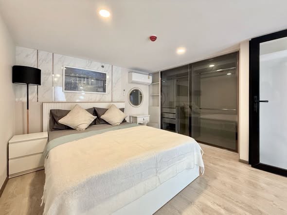 bedroom and room interior of SOHO​ BANGKOK​ RATCHADA​