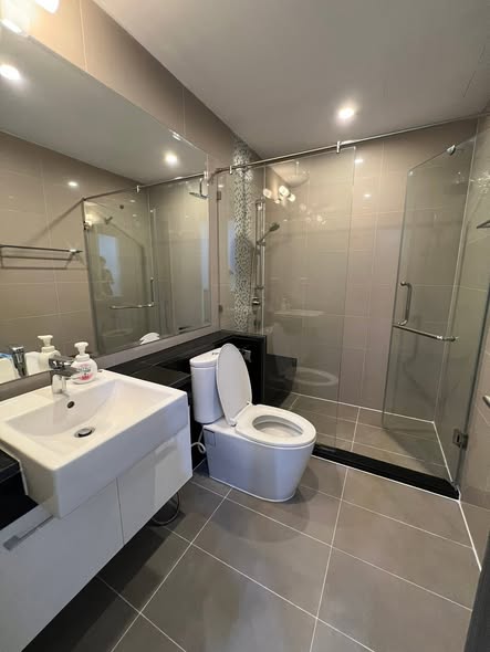 room interior and bathroom of Supalai Elite Phayathai
