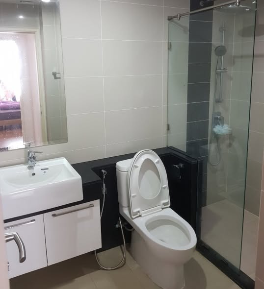 room interior and bathroom of Supalai Lite Sathorn-Charoenrat Condo