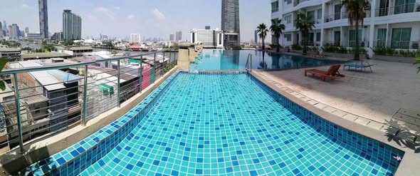 pool of Supalai River Place