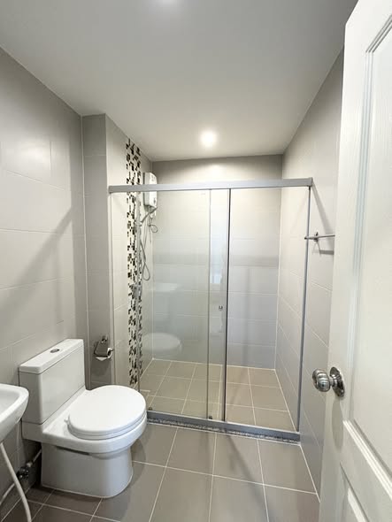 room interior and bathroom of Supalai Veranda Rama 9