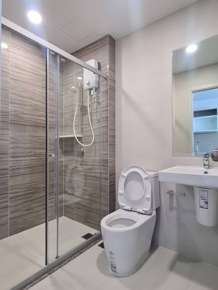 room interior and bathroom of Supalai Veranda Ramkhamhaeng