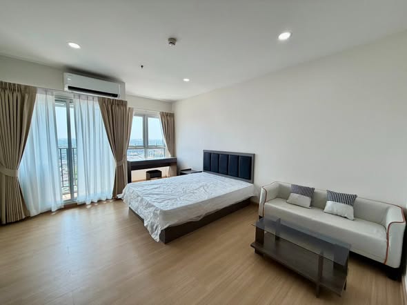 bedroom and living room of Supalai Veranda Sukhumvit 117
