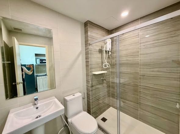 room interior and bathroom of Supalai Veranda Sukhumvit 117