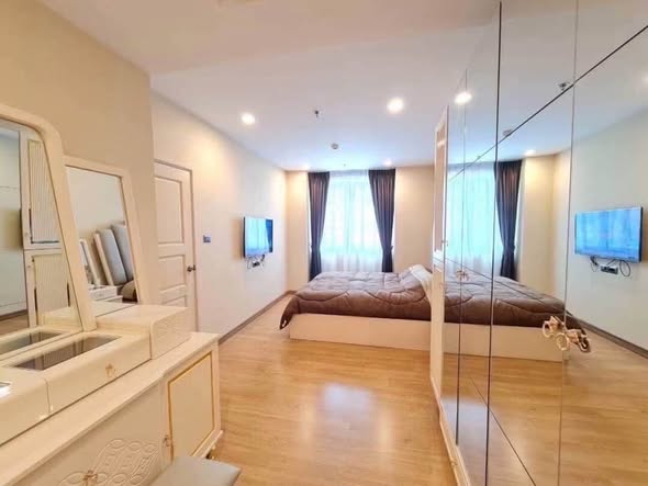 bedroom and room interior of Supalai Wellington