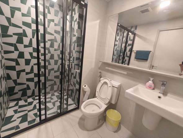 bathroom of THE BASE Sukhumvit 50