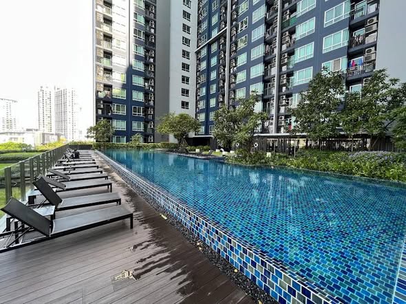 pool of THE BASE Sukhumvit 77