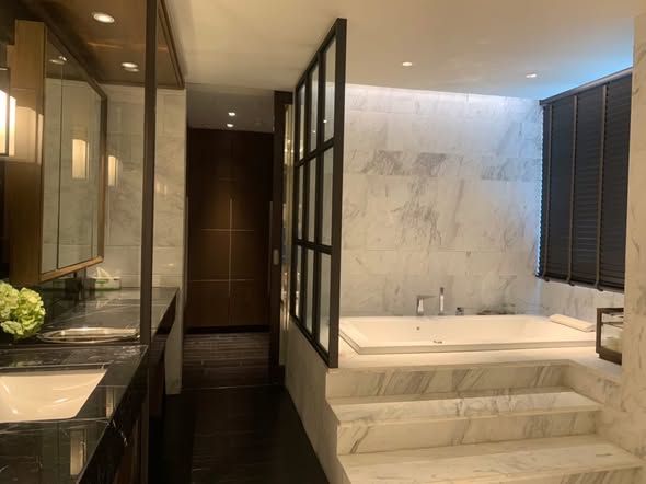 bathroom of The Crest Sukhumvit 24