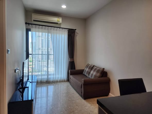 living room of The Crest Sukhumvit 34