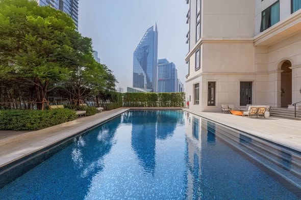 pool of The Diplomat 39