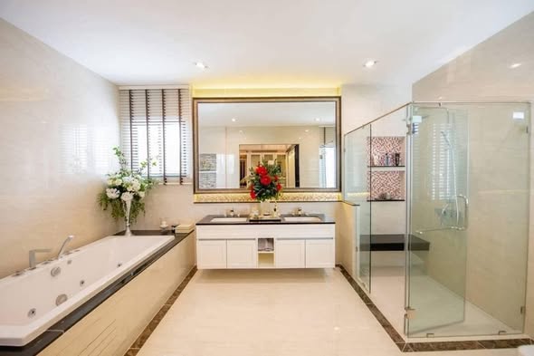 bathroom of เดอะ แกรนด์ ลักซ์ บางนา-สวนหลวง THE GRAND LUX BANGNA- SUANLUANG