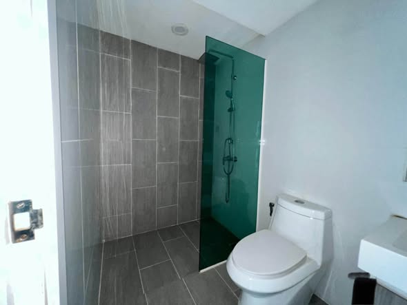 room interior and bathroom of The Green City 2 Condominium 绿城公寓2