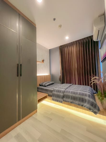 bedroom and room interior of The Key Sathon-Charoen Rat
