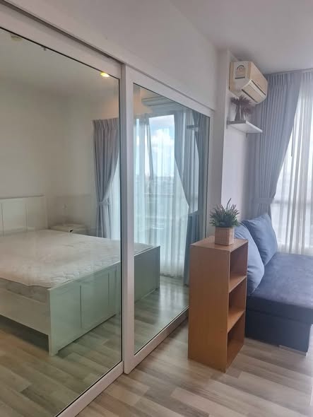 bedroom and room interior of The Key Sathon-Ratchaphruek