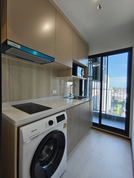 bathroom and kitchen of The Livin Ramkhamhaeng : เดอะ ลิฟวิ่น รามคำแหง
