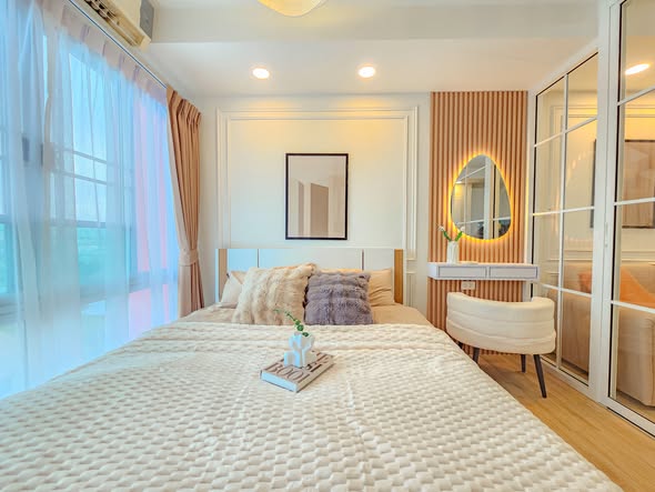 bedroom of The Log 3 Condominium