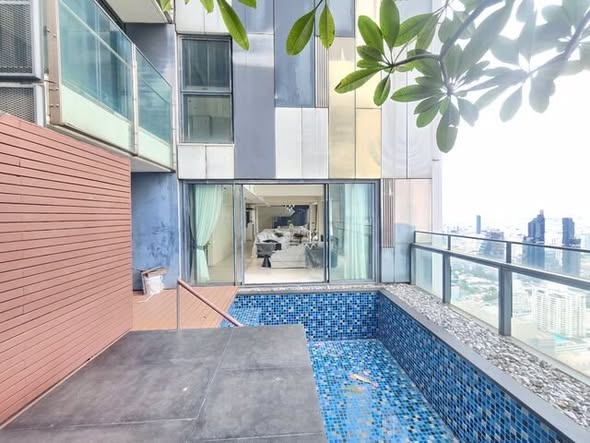 pool of The Met Condominium