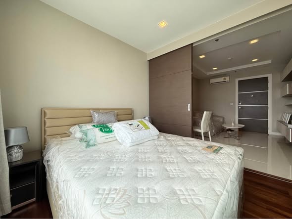 bedroom of The Metropolis Samrong