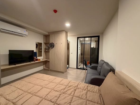 bedroom and room interior of THE MUVE Sukhumvit 107