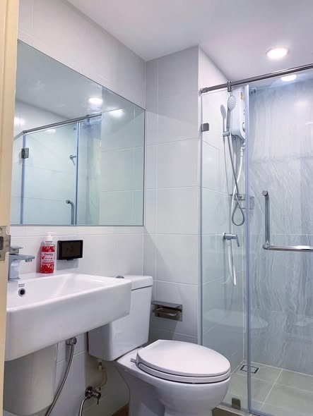 room interior and bathroom of The Origin Phahol-Saphanmai