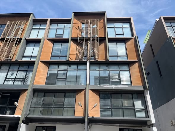 fire escape of The Pride Sukhumvit 77 (Soi Onnut 30) Home Office