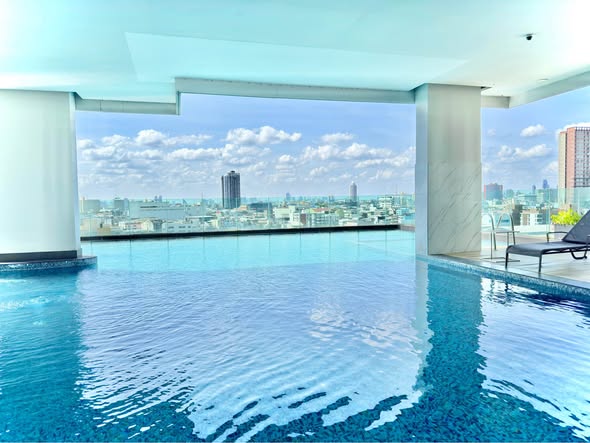 pool of The Rich Sathon-Taksin