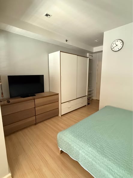 bedroom of The Seed Mingle