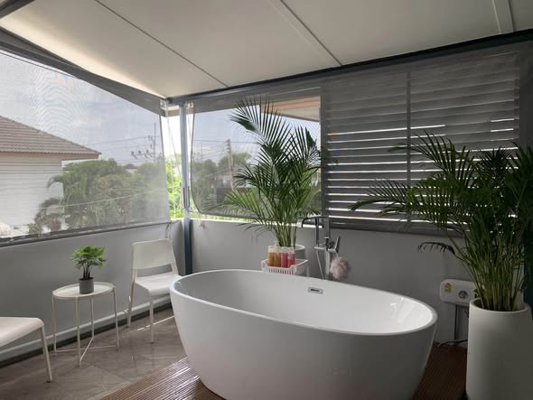 room interior and bathroom of Uraiwan Park View