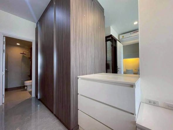 room interior and bathroom of Urbano Absolute Sathon-Taksin