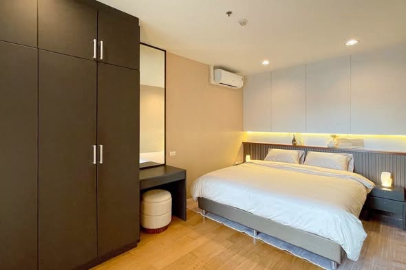 bedroom and room interior of Villa Sikhara