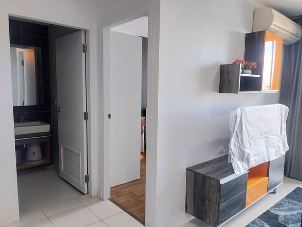 room interior and bathroom of VOQUE Place Sukhumvit 107 – Bearing 2 : โว้ค เพลส สุขุมวิท 107 – แบริ่ง 2