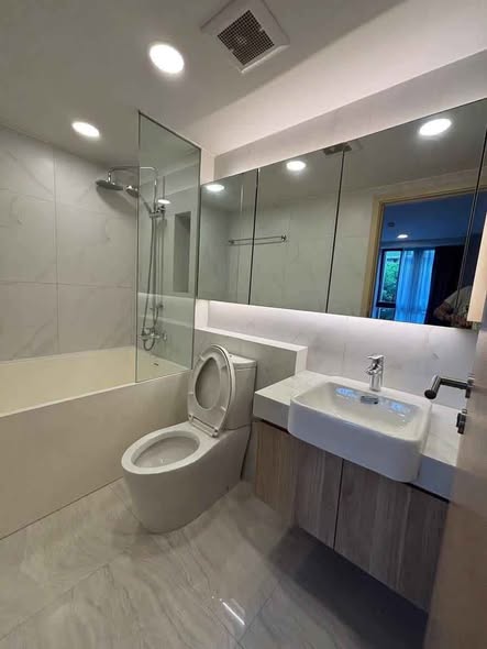 bathroom of Walden Asoke