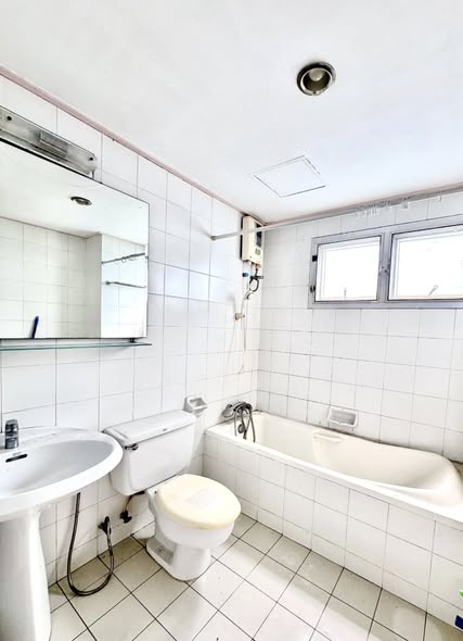 bathroom of Waterford Park Rama 4