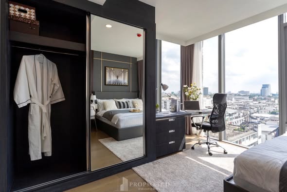 bedroom and room interior of Wyndham Garden Bangkok Sukhumvit 42