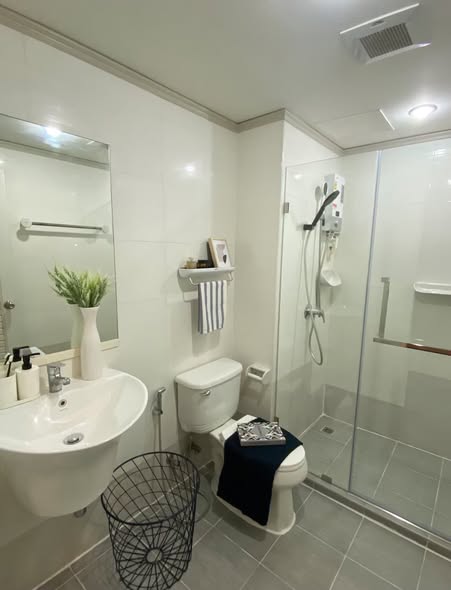 bathroom of Zenith Place Huay Khwang