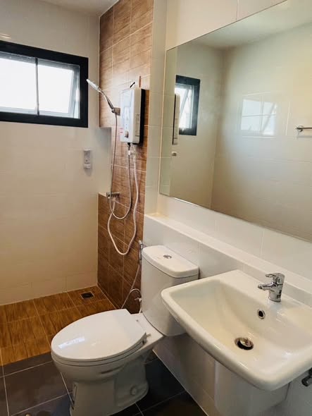 room interior and bathroom of พลีโน่ สุขุมวิท-บางนา 3 Pleno Sukhumvit-Bangna 3