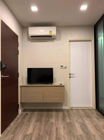 bedroom and room interior of บราวน์ คอนโด รัชดา 32
