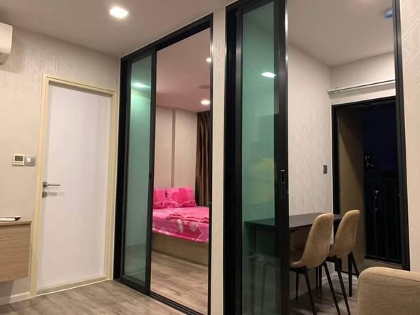 bedroom and room interior of บราวน์ คอนโด รัชดา 32