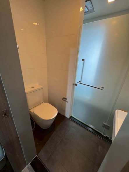room interior and bathroom of A Space ID Asok-Ratchada